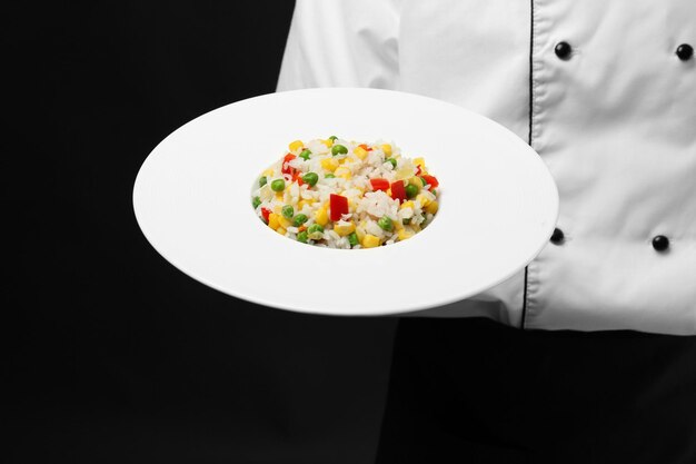 Kuchnia z przygotowanym daniem